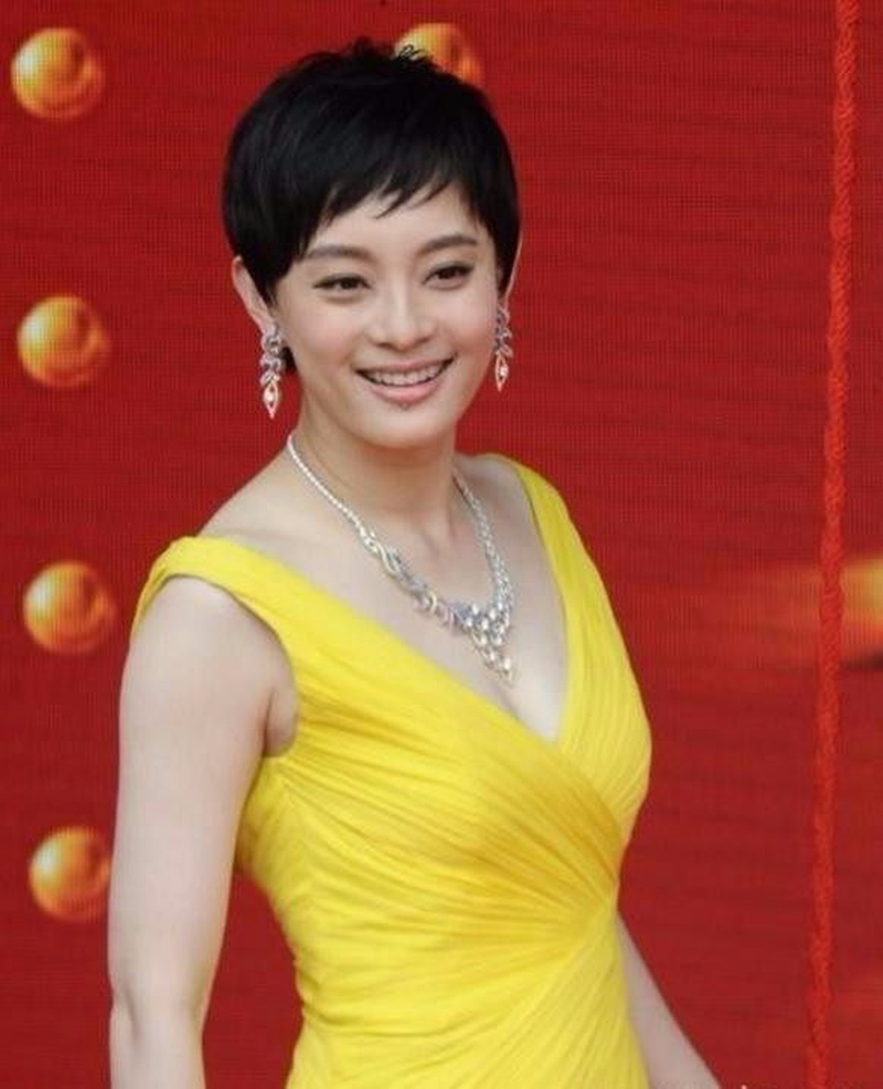 孙俪随手帮宋祖儿拢头发 三秒钟动图全网嗑了三天